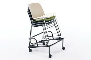 Mit dem Rollwagen lassen sich die Stuhlstapel schnell transportieren